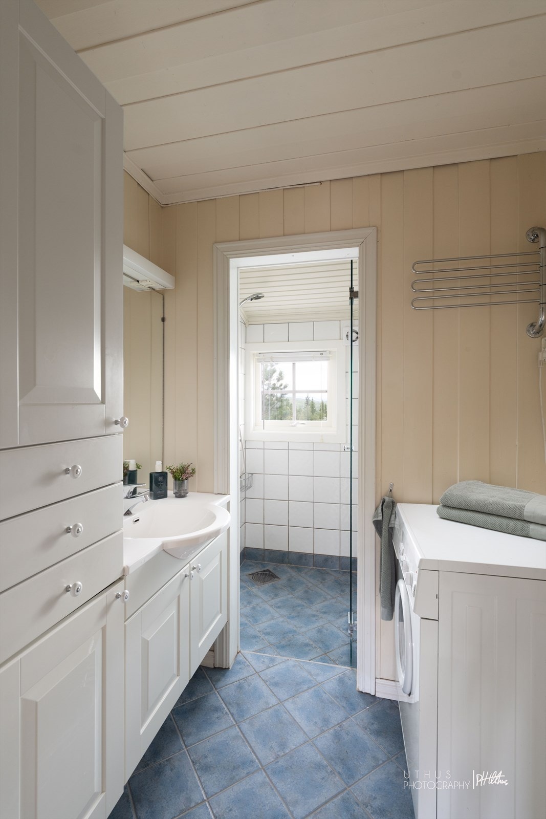 Hytta har baderom med eget dusjrom og opplegg for vaskemaskin. Gulvet er utstyrt med varmekabler for ekstra komfort. Galleribilde