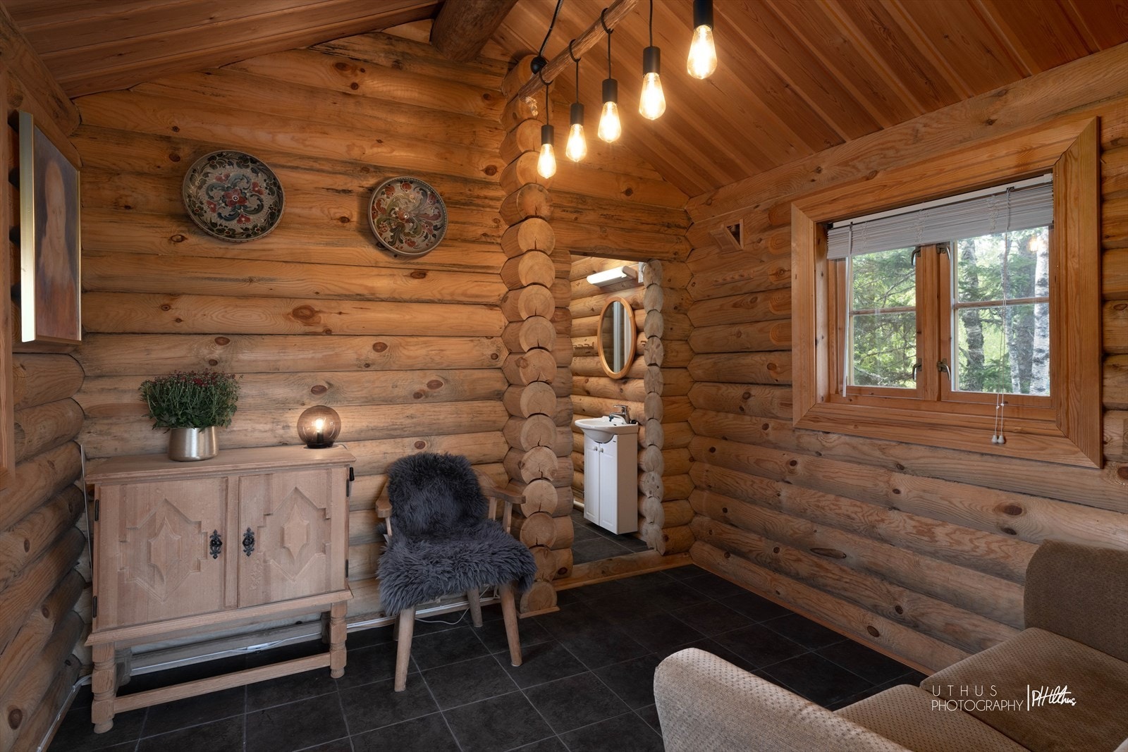 Anneks fra 2001 med oppholdsrom og dusjrom, badstu og bod. Galleribilde