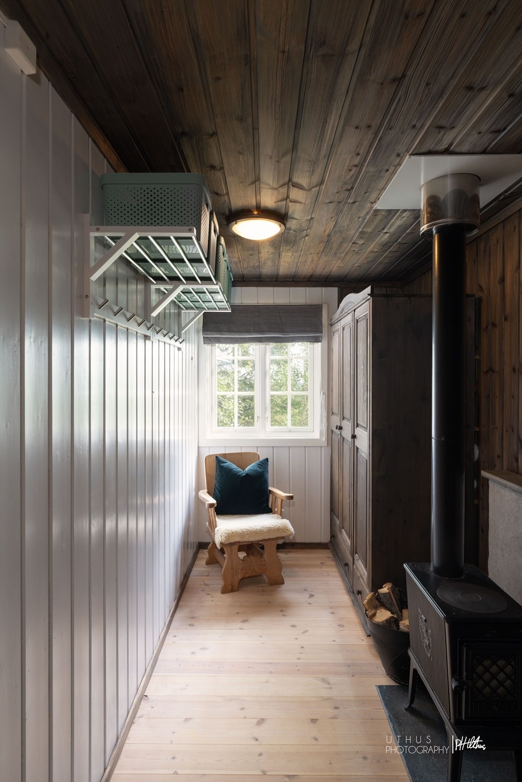 I tilbygget finner du også en koselig gang med vedovn og god plass til oppbevaring. Galleribilde