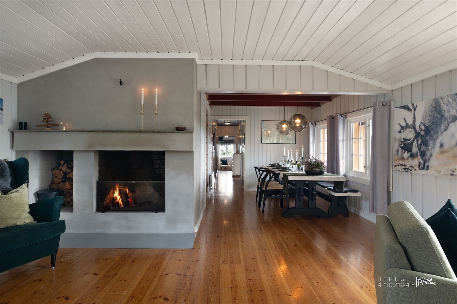 Her har du en romslig stue med flere møbleringsmuligheter og rikelig med lysinnslipp Galleribilde