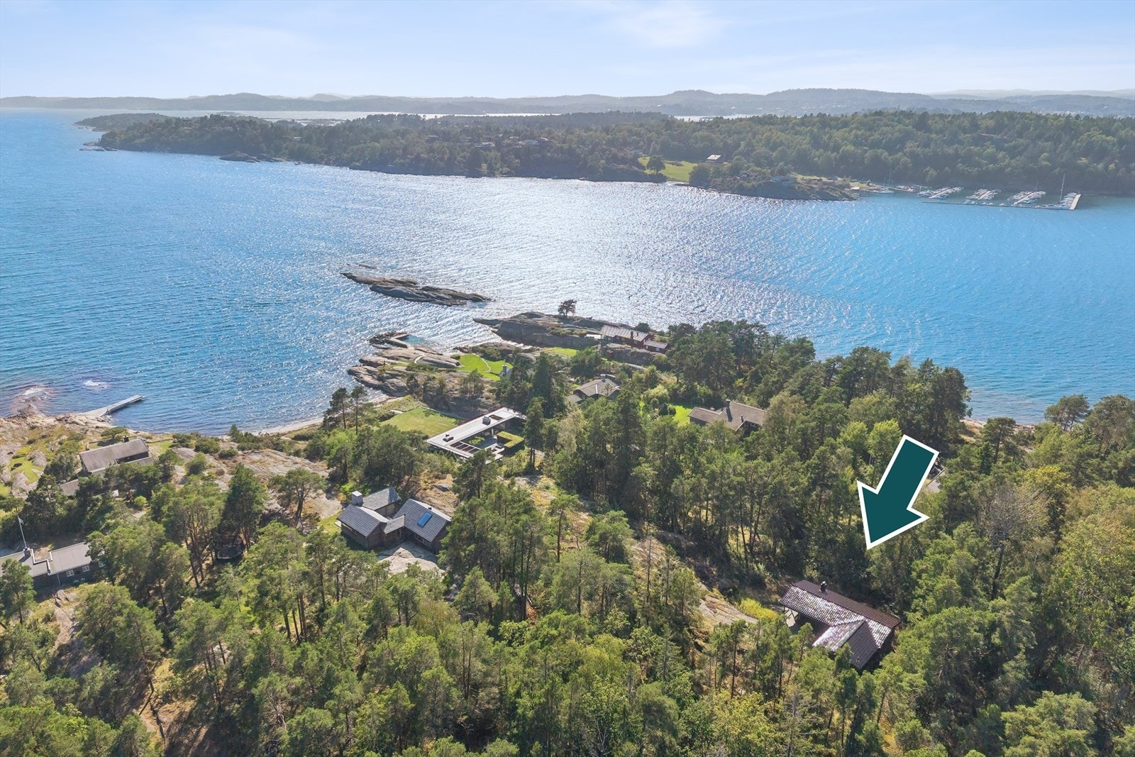 Hytta er usjenert beliggende med nærhet til sjøen og naturen med flotte turområder. Galleribilde