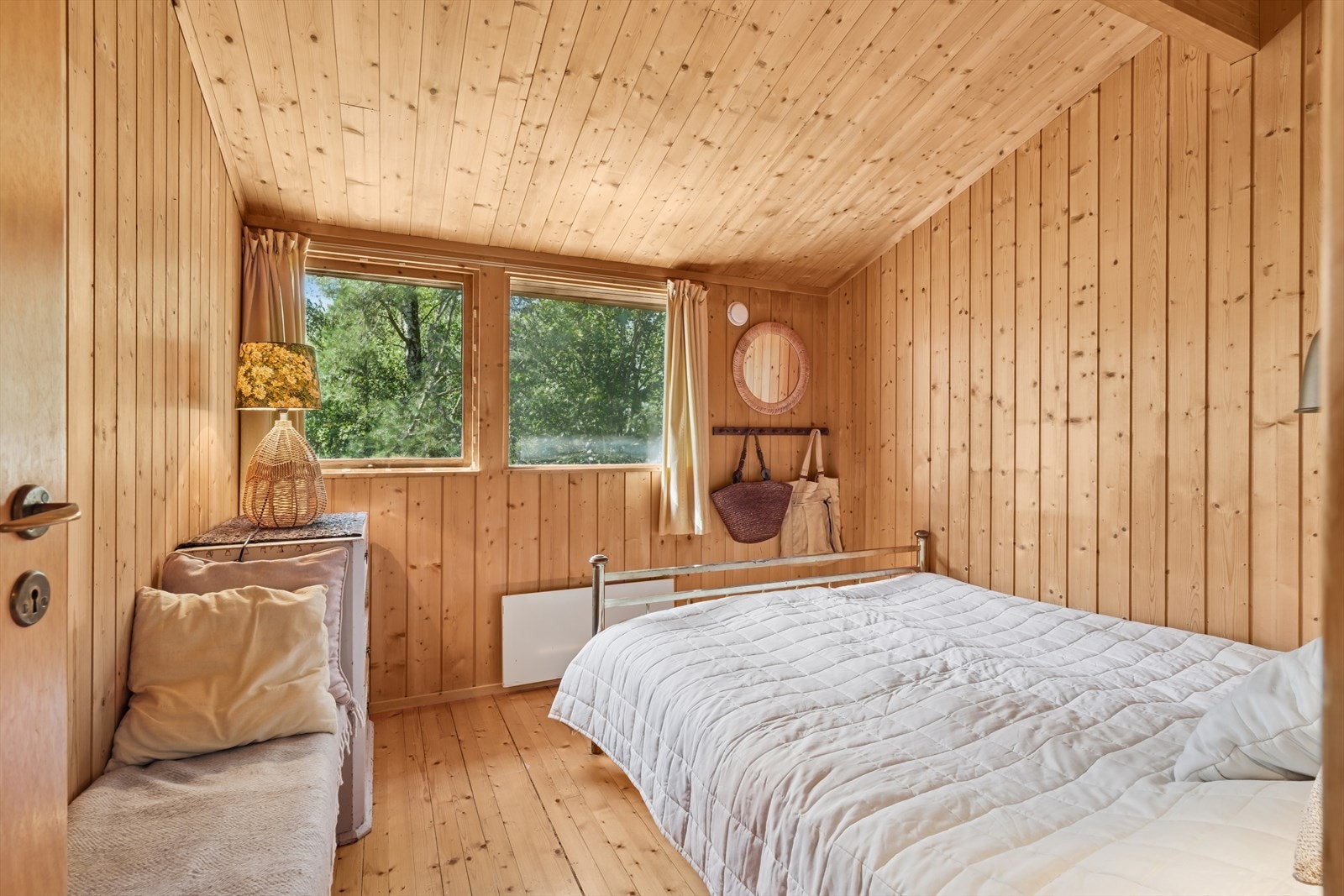 Vinduene slipper inn både lys og landskap. Galleribilde