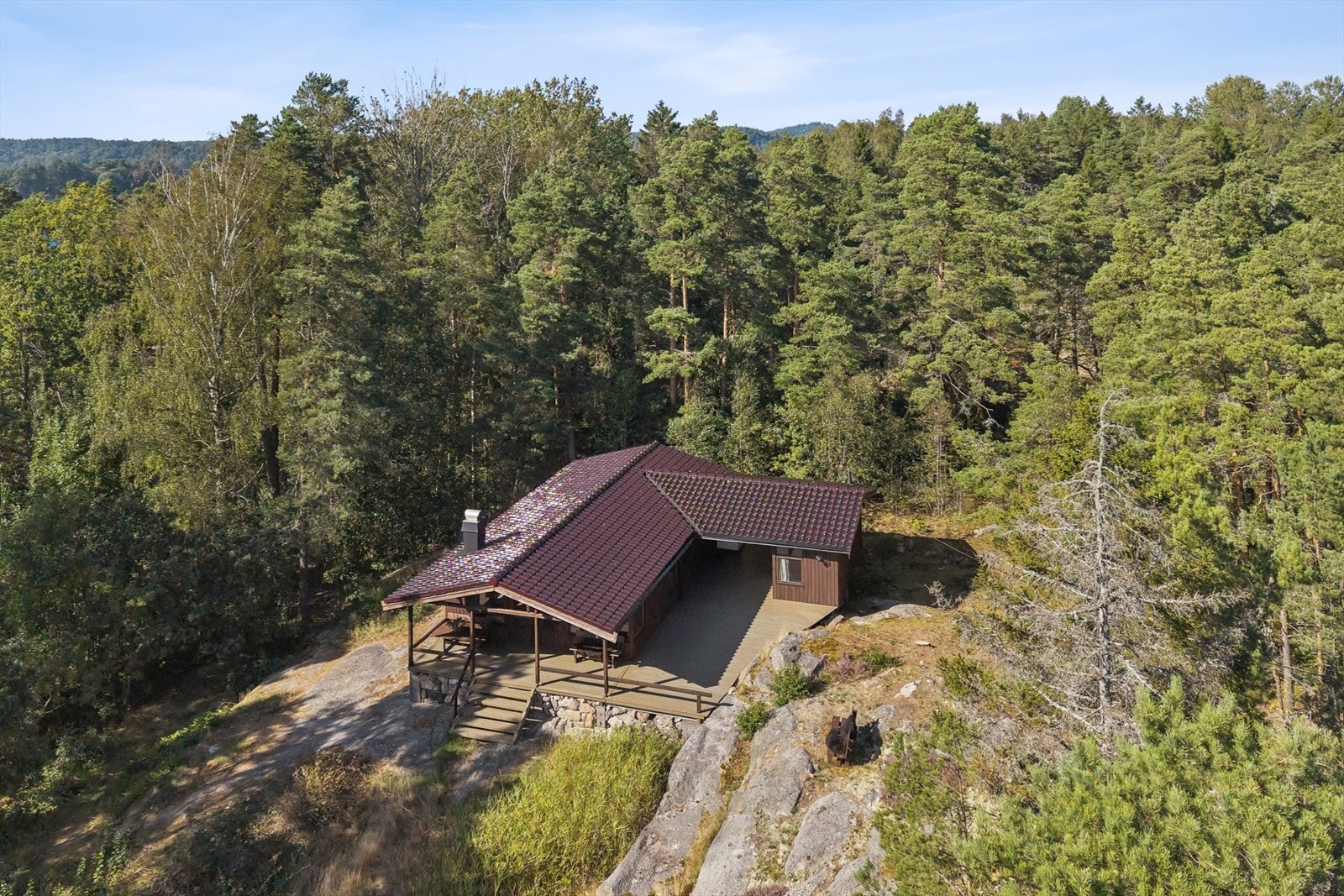 Hytta har en hoveddel, samt et anneks som er bundet sammen med et overbyggende tak. Galleribilde