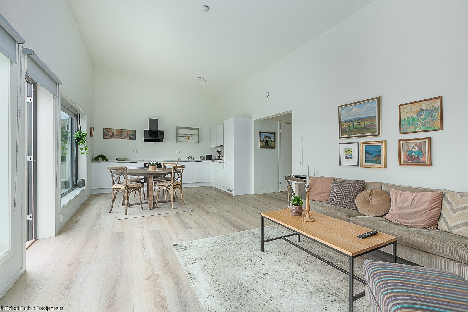 Stor og innbydende stue med åpen løsning mot kjøkken. Galleribilde