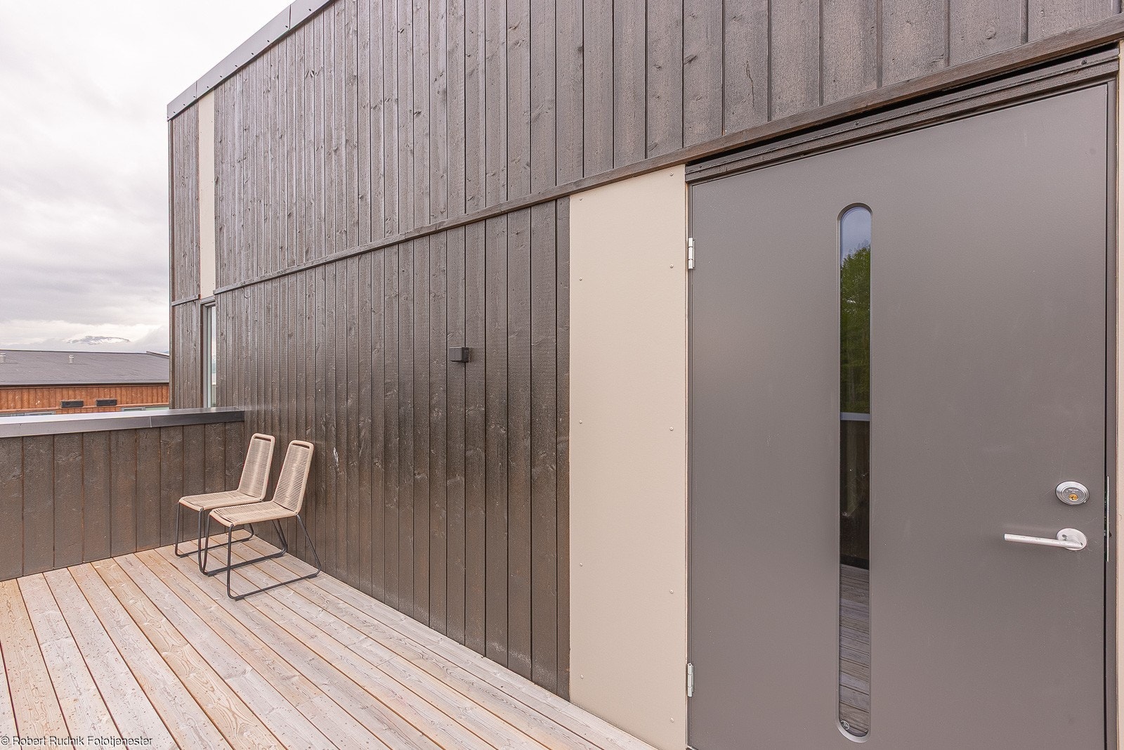Veranda ved inngangspartiet byr på muligheter for møblering. Galleribilde