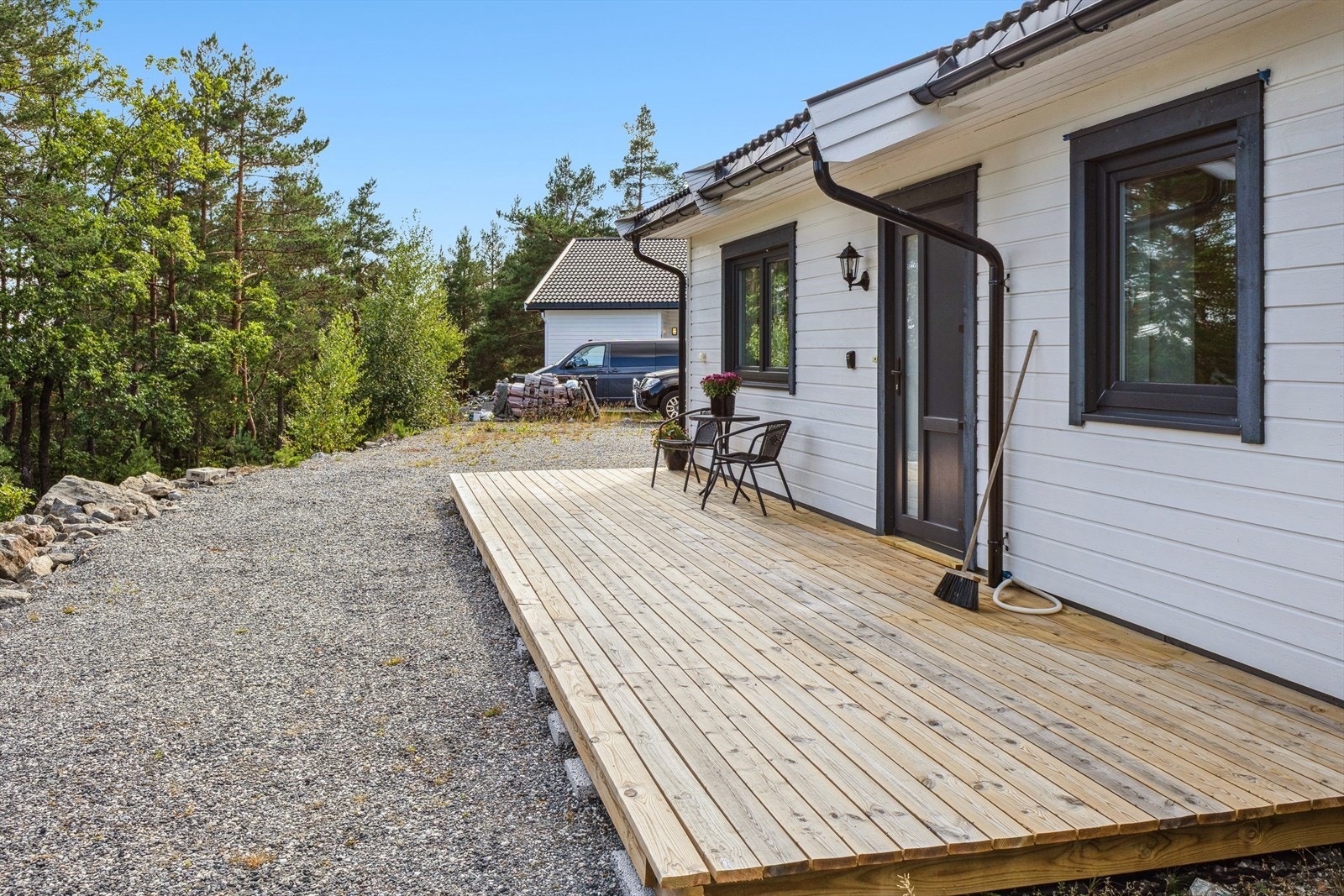 Eiendommen har en solrik tomt som er pent opparbeidet med plenareal, gruslagt innkjørsel/adkomst, diverse beplantning, terrasser og hekk. Galleribilde