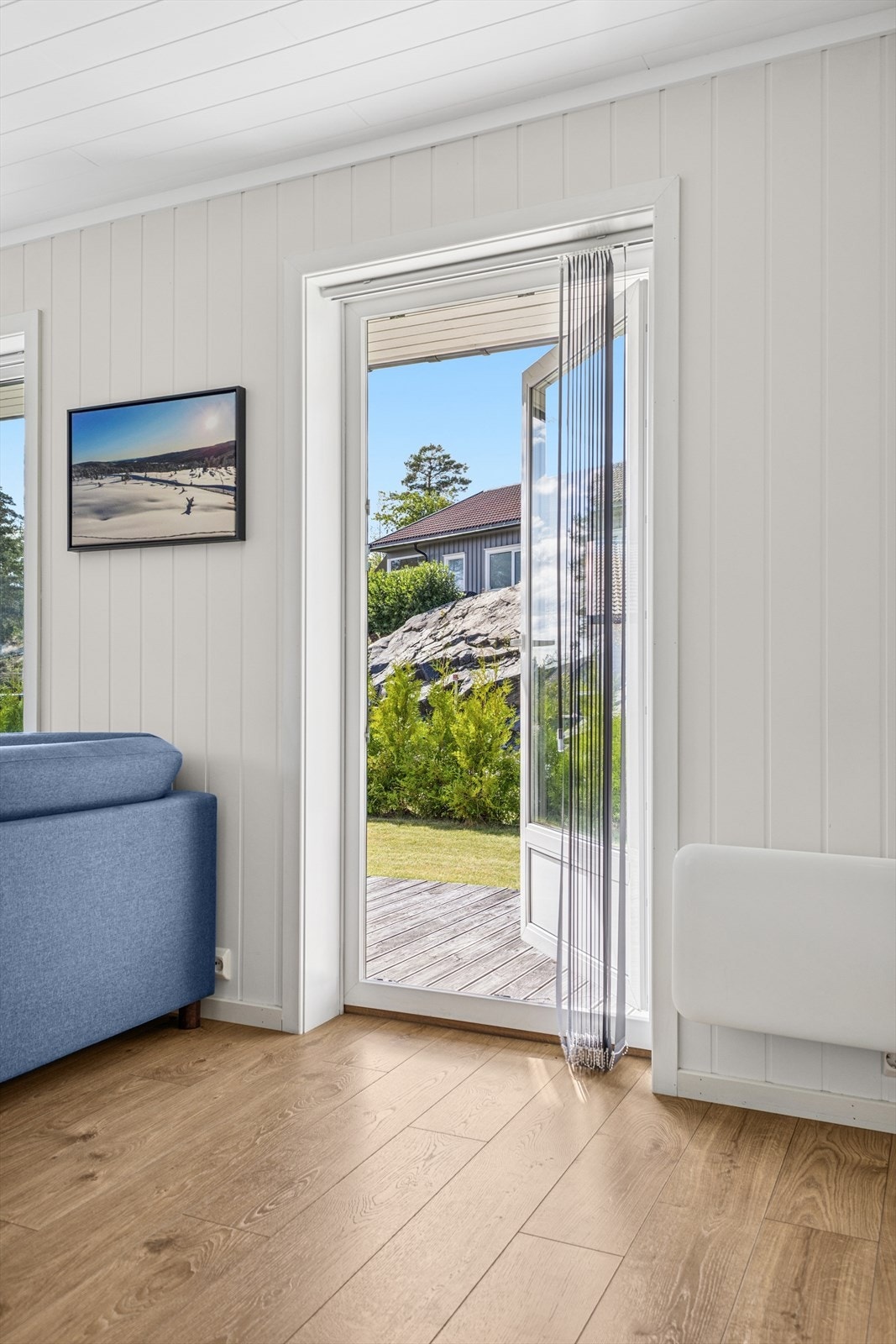 Utgang fra stuen til enda en terrasse og hage. Galleribilde