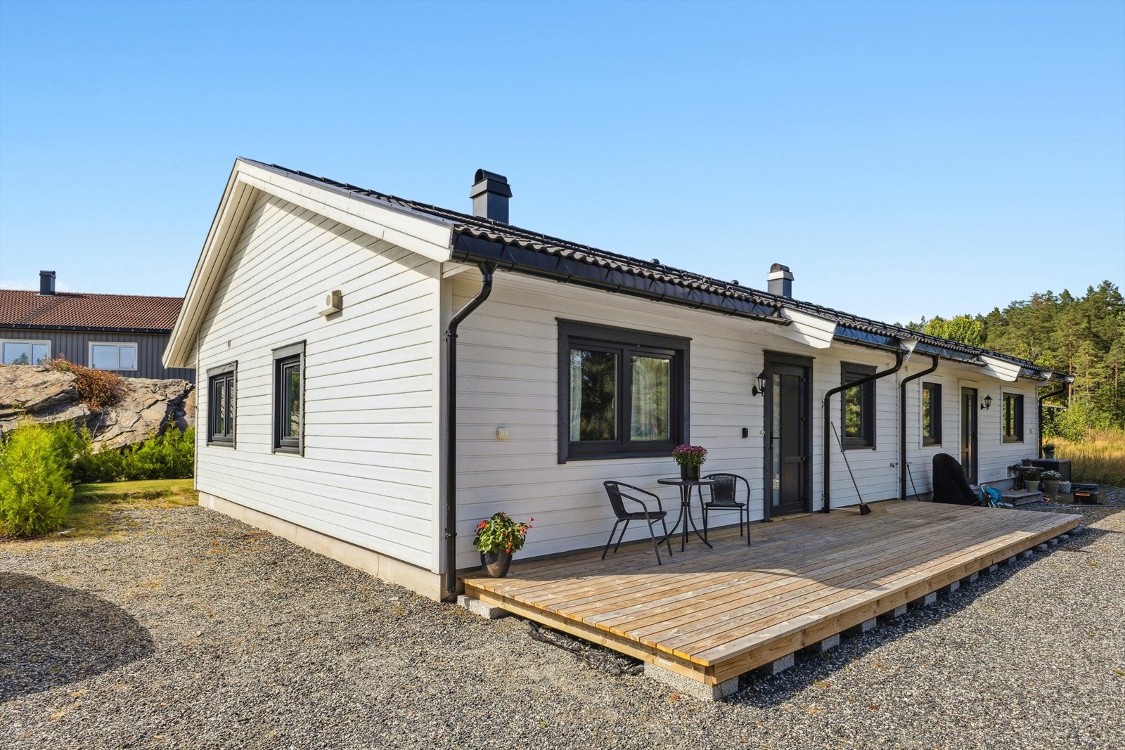 Ved inngangspartiet har boligen en fin uteplass. Galleribilde