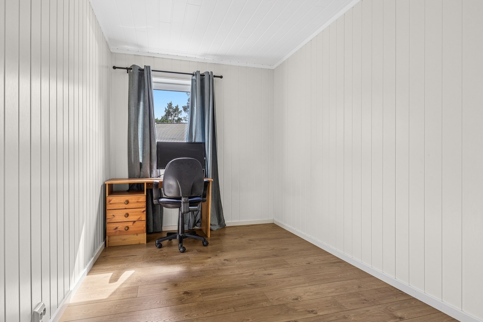Soverom 2 brukes som hjemmekontor. Galleribilde