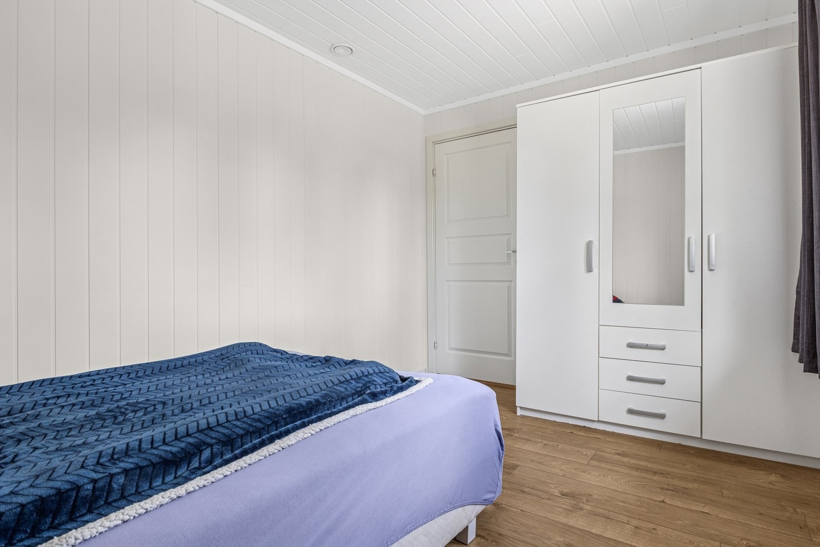 Garderobeskap på hovedsoverommet medfølger salget. Galleribilde
