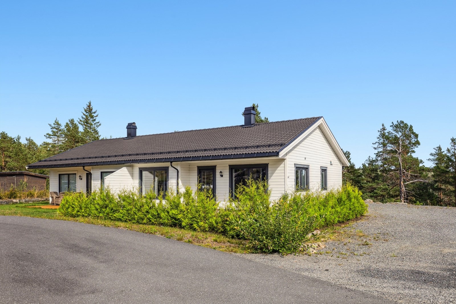 Eiendommen har en attraktiv og fredelig beliggenhet i et nyere boligområde i Lindvollheia i Gjerstad kommune. Galleribilde