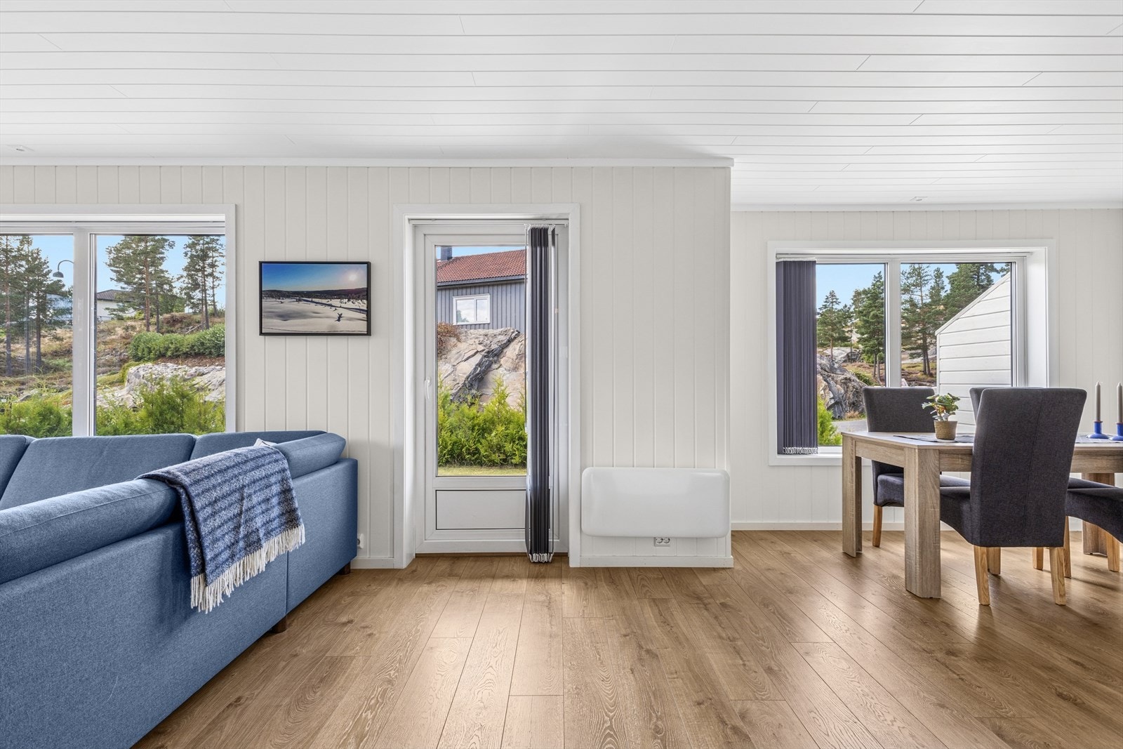 Boligens sosiale oppholdsrom; stue/kjøkken. Galleribilde