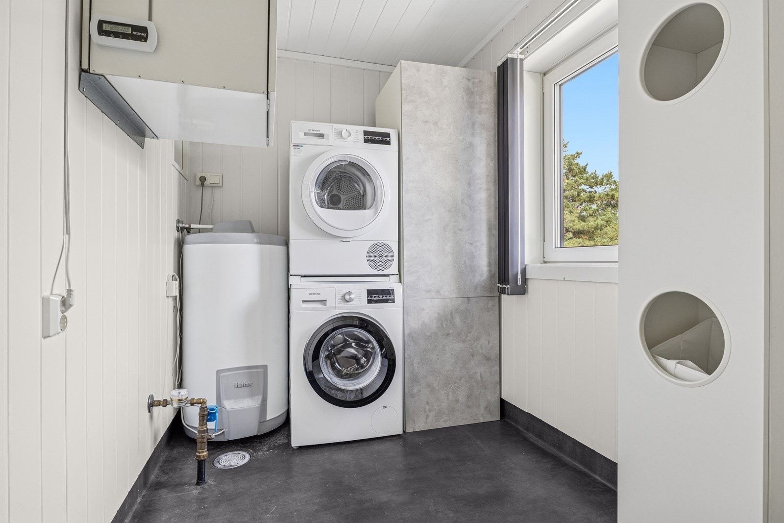 Boligen har et eget rom med oppbevaringsplass og opplegg for vaskemaskin. Galleribilde