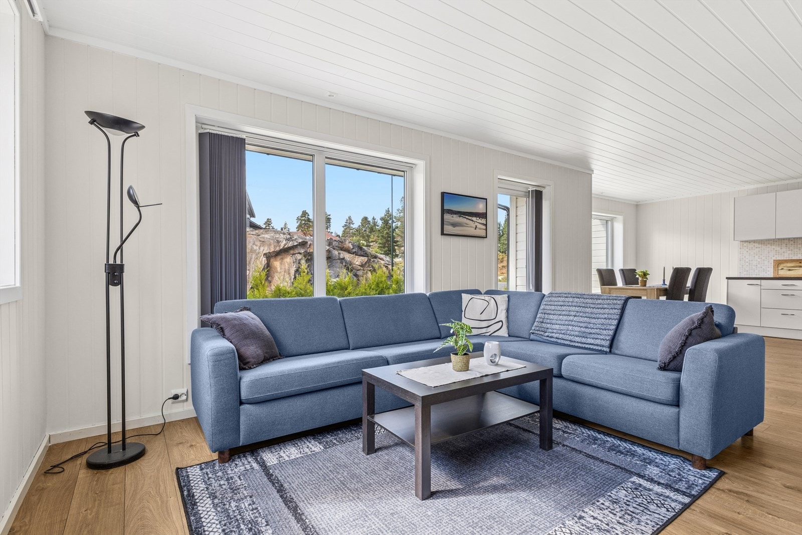 Boligen fremstår innbydende og med normalt god standard fra byggeår. Galleribilde