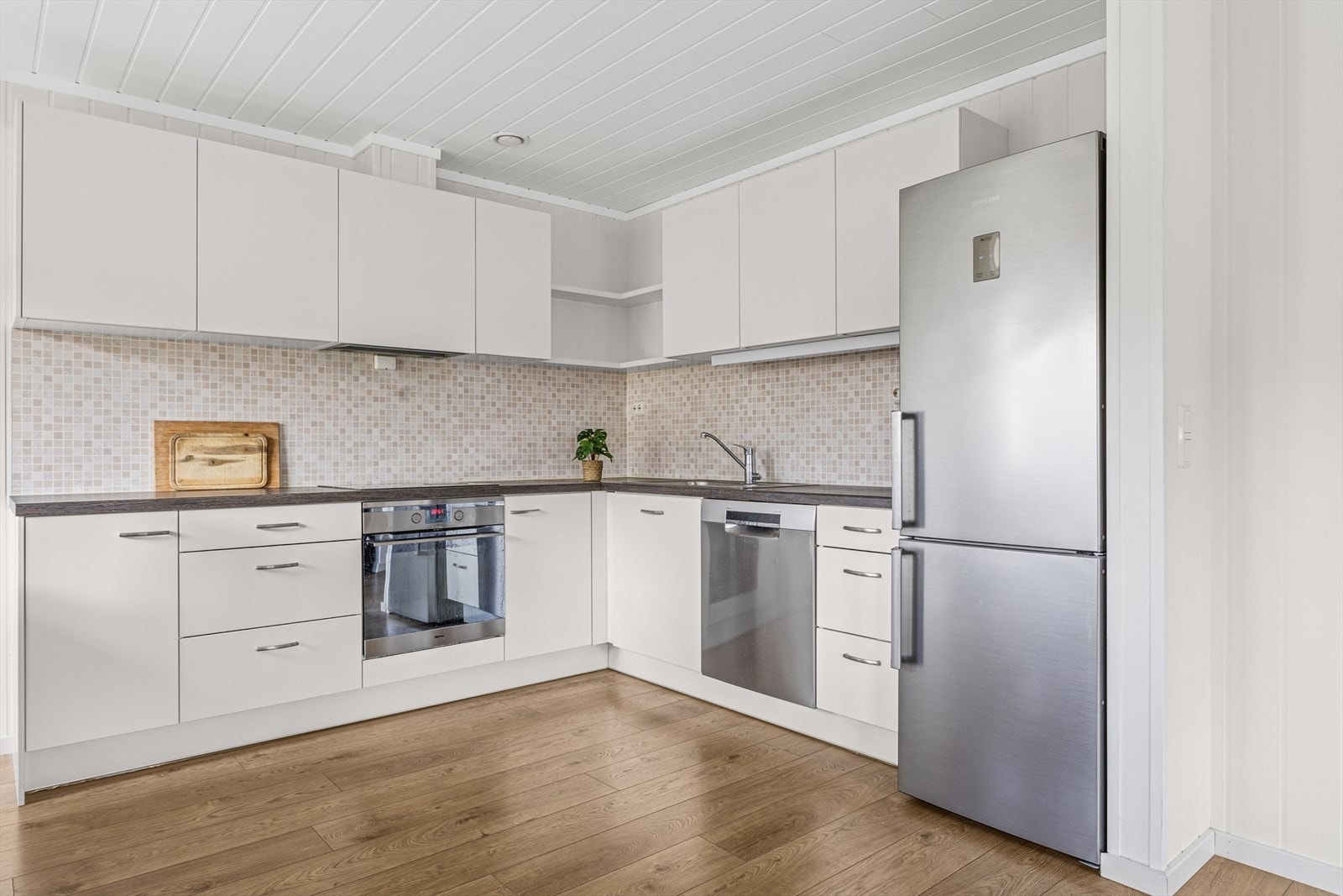 Integrert stekeovn, platetopp og oppvaskmaskin i innredningen. Galleribilde