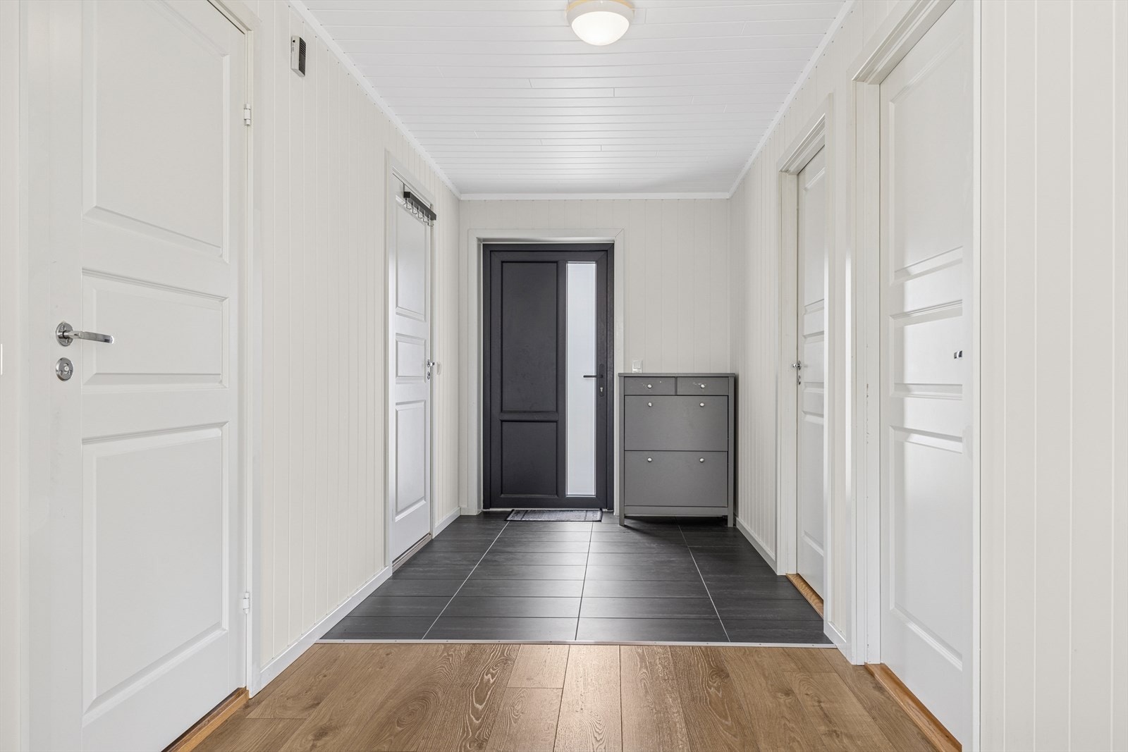 Man ønskes velkommen i en romslig og delvis flislagt entré. Galleribilde