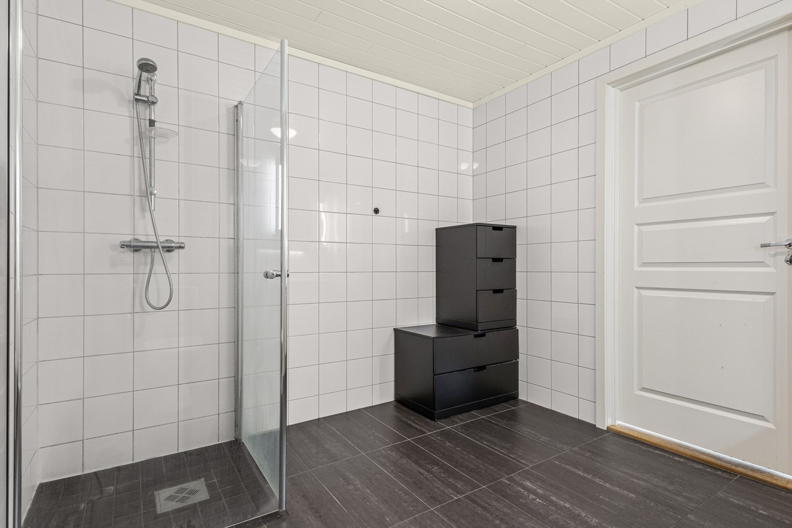 Badet er utstyrt med wc, servant og dusjhjørne med innfellbare dusjdører. Galleribilde