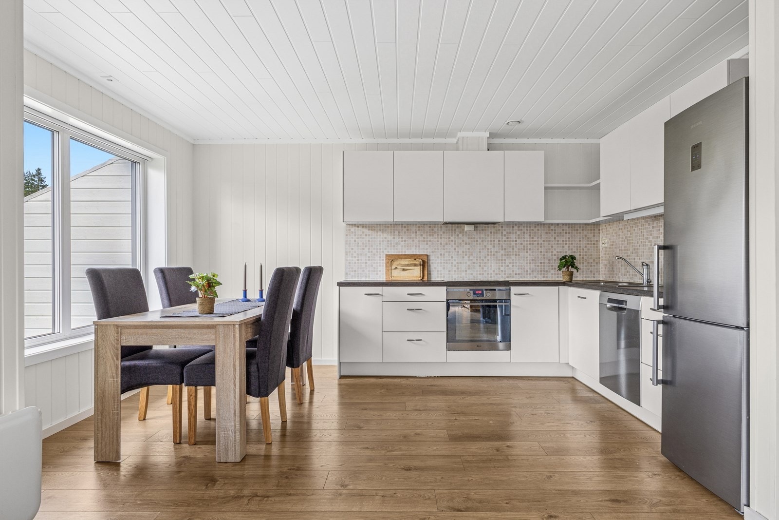 Åpen og sosial kjøkkenløsning med god plass til et stort spisebord. Galleribilde