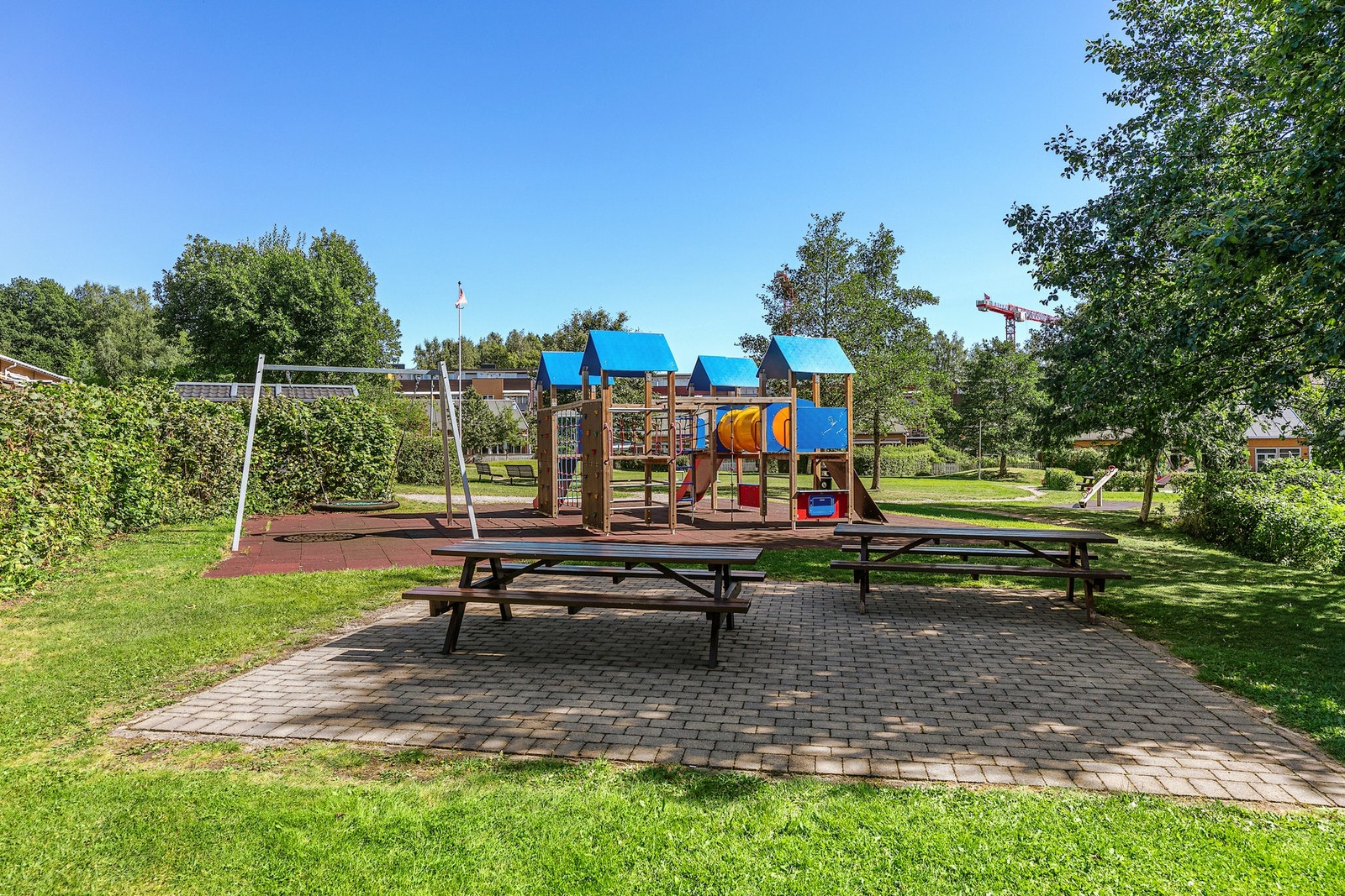Området er pent opparbeidet med lekeplasser for de små og sittegrupper for de voksne Galleribilde