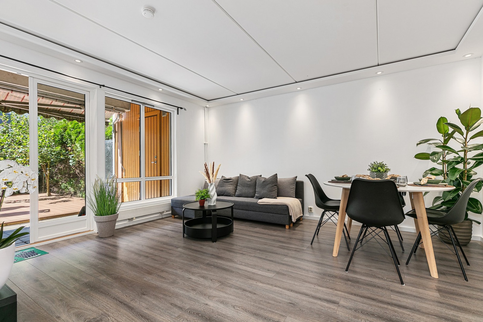 Stuen er romslig, og har god plass til møblering i flere soner Galleribilde