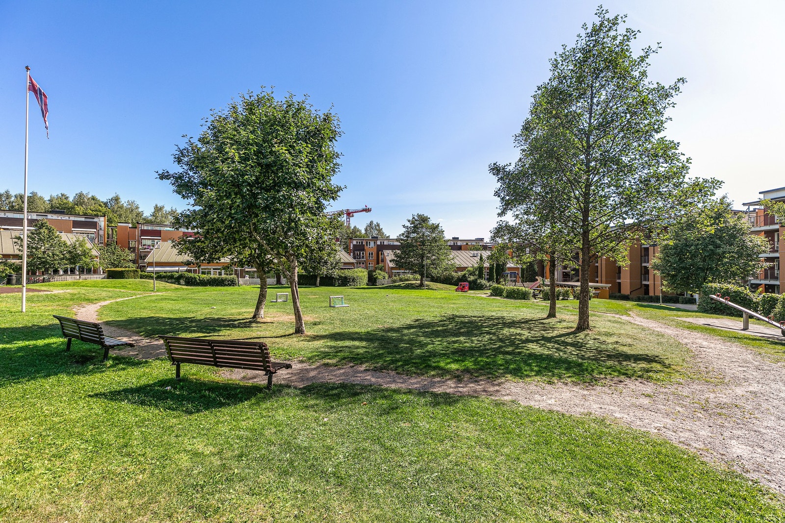 Videre har du store parklignende områder med god boltringsplass Galleribilde