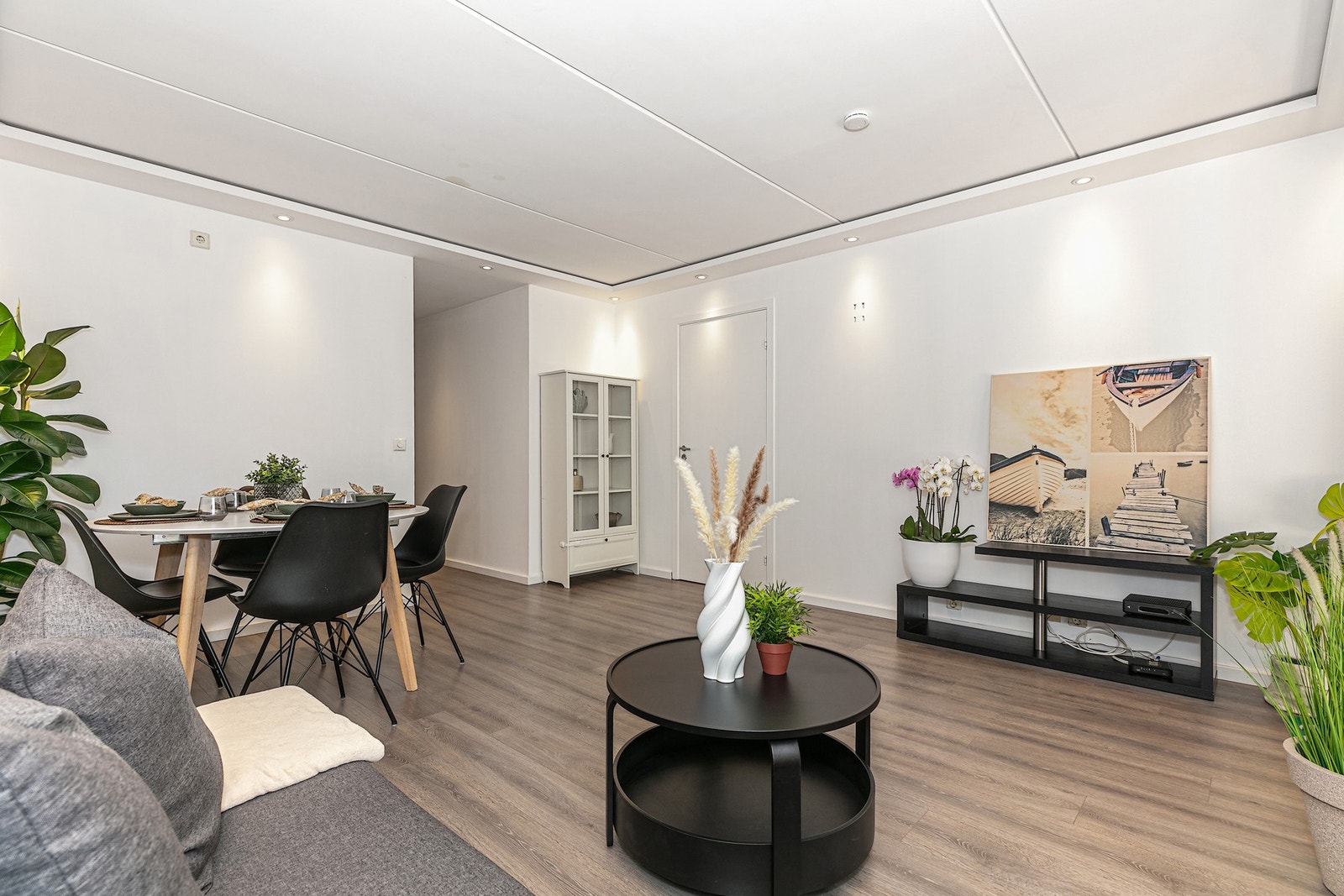 Rommet har et delikat uttrykk med downlights samt en LED-stripe som ligger langs taket Galleribilde