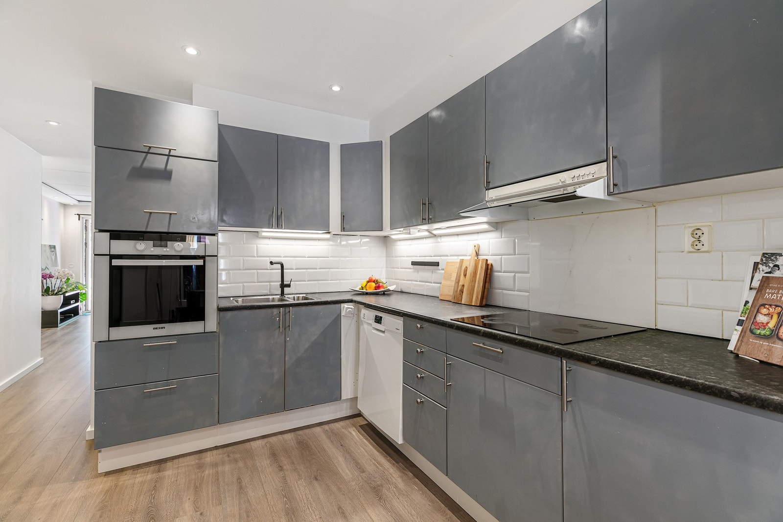 Praktisk kjøkken som byr på god skap- og benkeplass Galleribilde