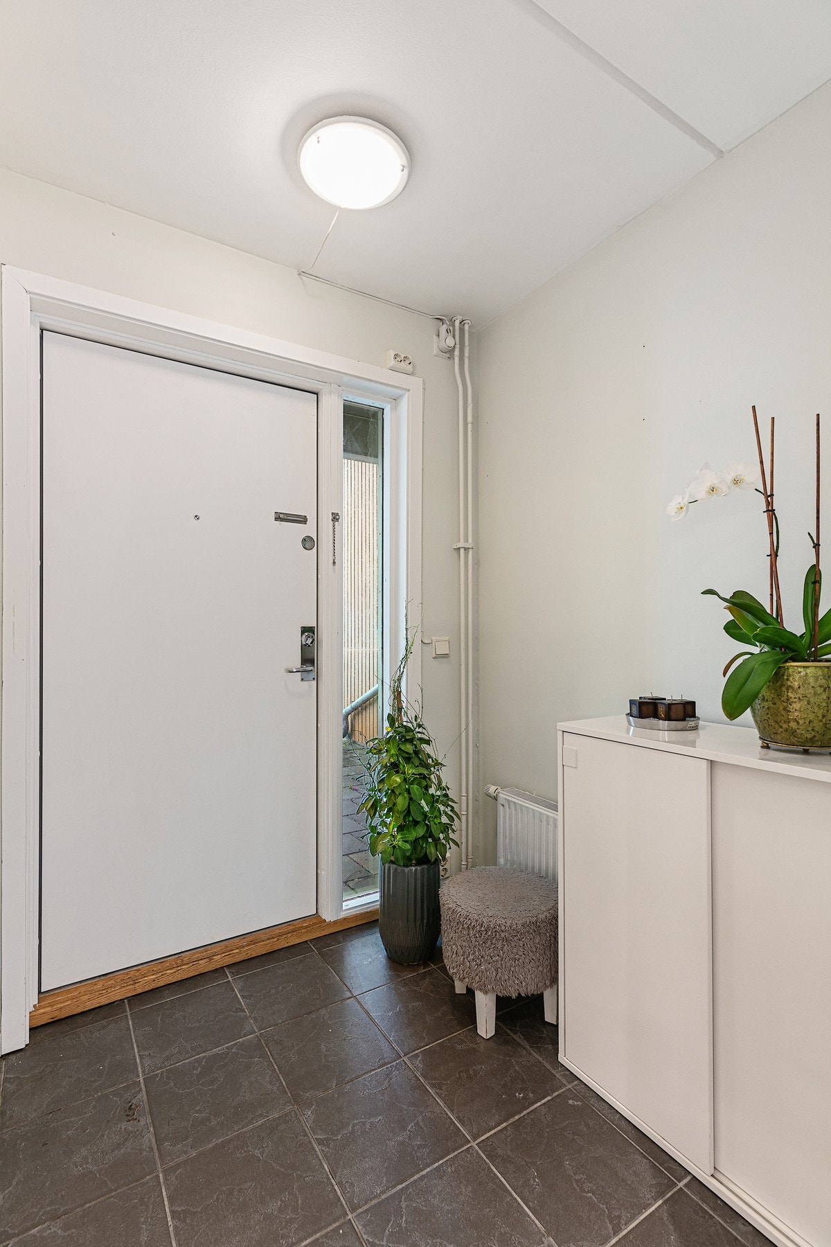 Hyggelig entre hvor det er godt å komme hjem samt å ønske gjester velkommen Galleribilde