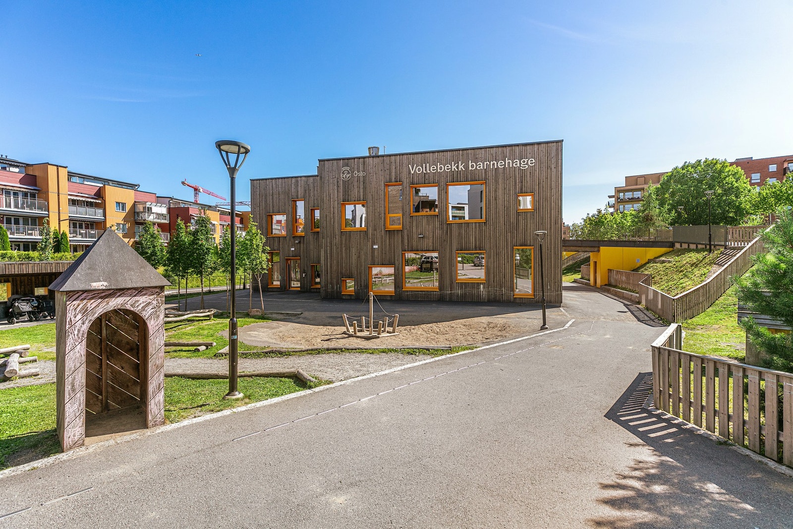 Nærmest rett over gaten finner du både barnehage og skole Galleribilde