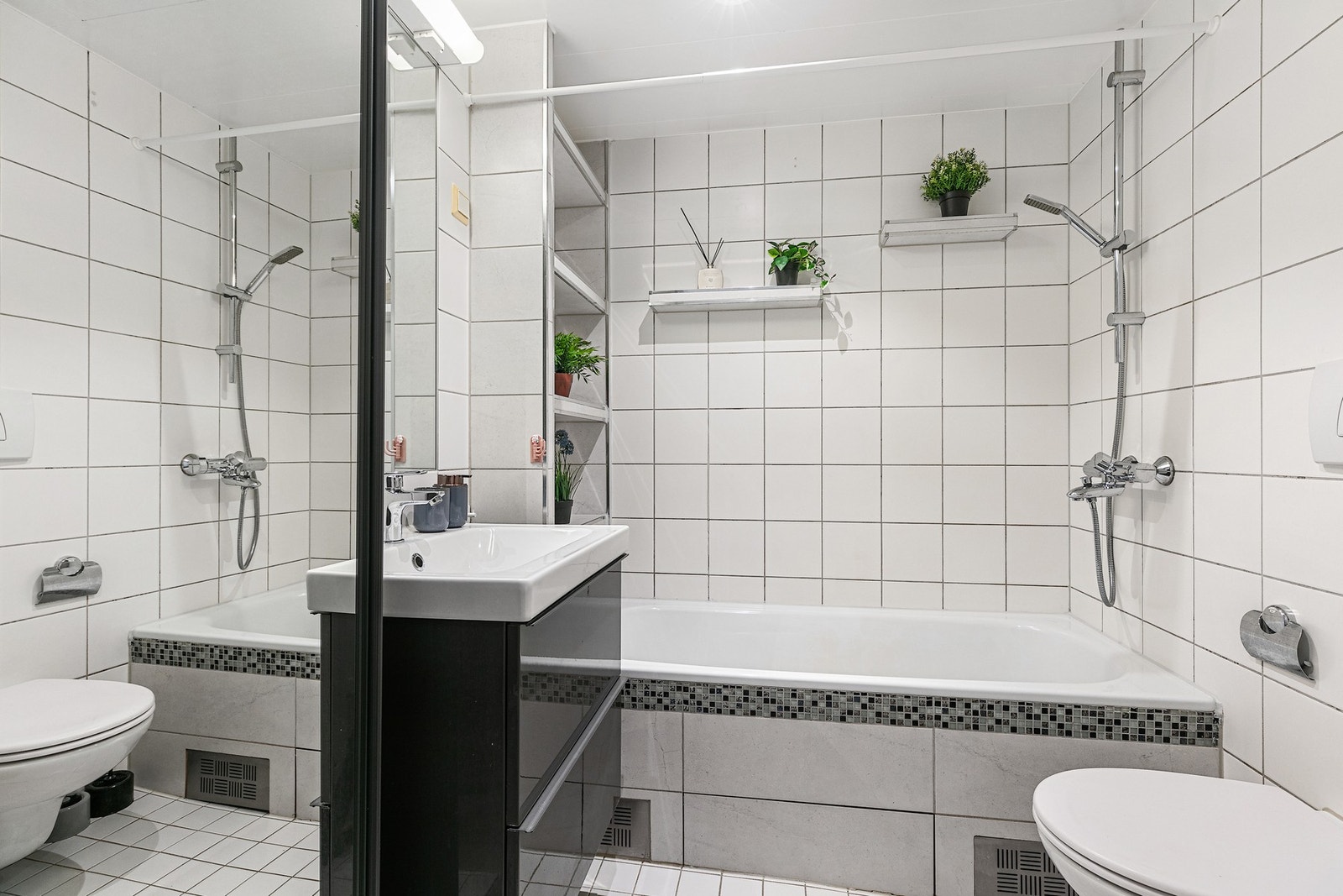 Pent flislagt bad med gulvvarme Galleribilde