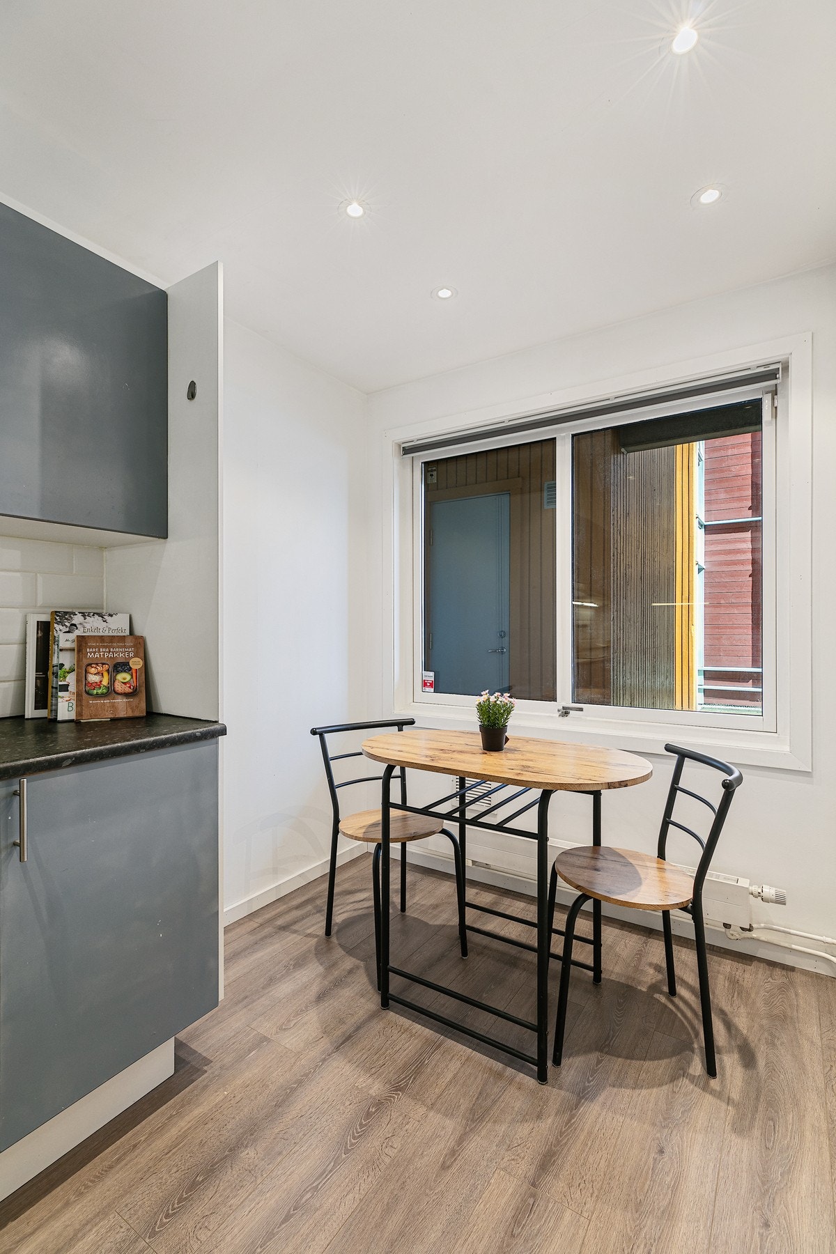 Kjøkkenet har plass for en hyggelig spiseplass Galleribilde