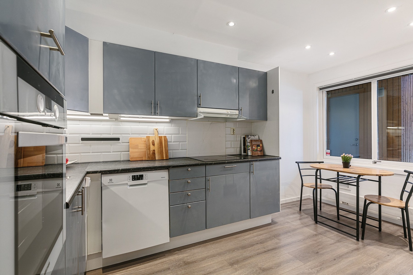 Kjøkkenet består av glatte fronter, laminert benkeplate, og "alt" du trenger av hvitevarer Galleribilde