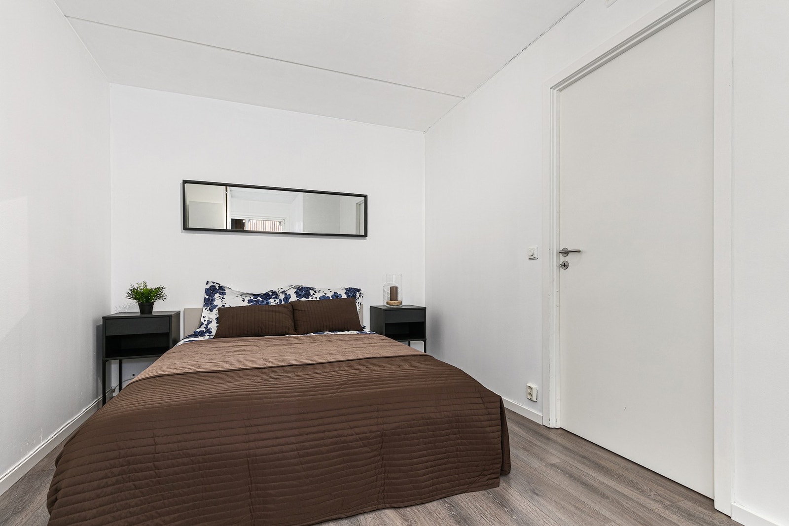 Soverom 1 - Meget romslig hovedsoverom med god plass til møblering av dobbeltseng med tilhørende nattbord Galleribilde