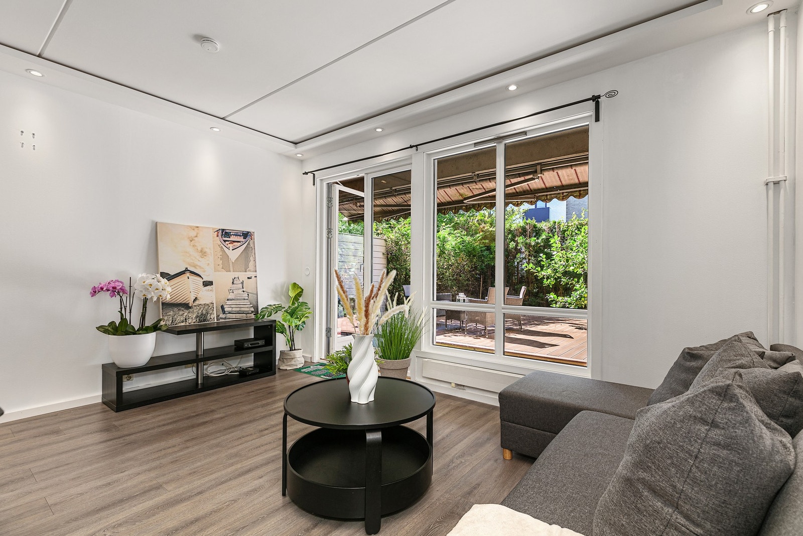 Store vindusflater sørger for en lys og luftig atmosfære i boligen Galleribilde