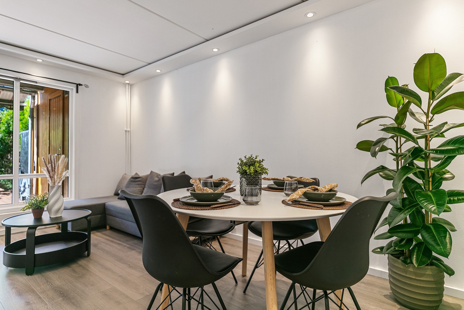 Stuen har plass til å sette inn en hyggelig spisegruppe Galleribilde