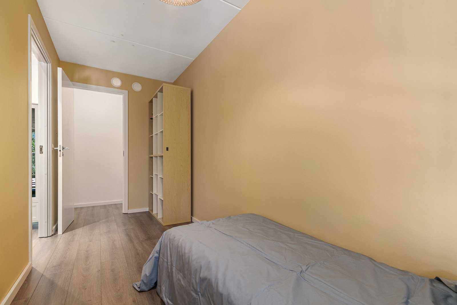 Soverom 2 - I tilknytning til dette rommet finner du en meget praktisk innendørs bod Galleribilde