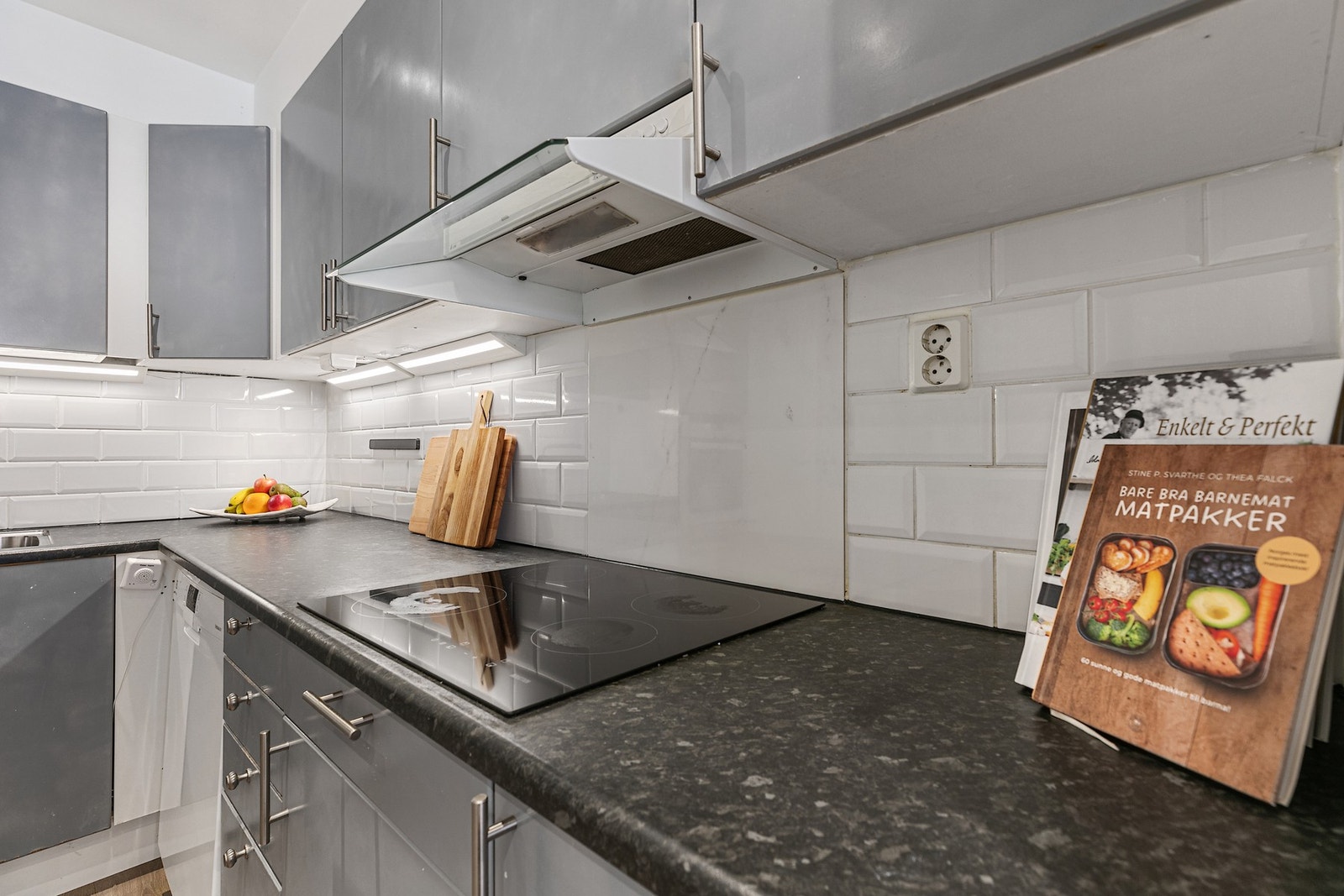 Fliser og lys under overskap Galleribilde