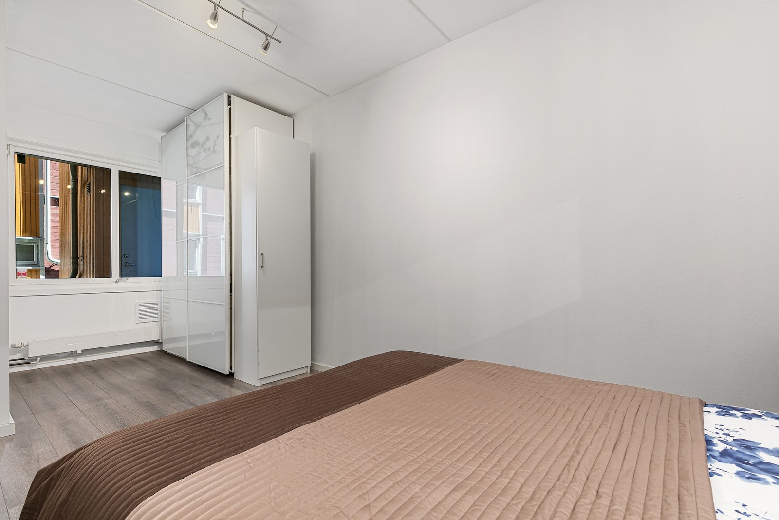 Soverom 1 - Videre har rommet god plass til stort garderobeskap for oppbevaring av klær Galleribilde