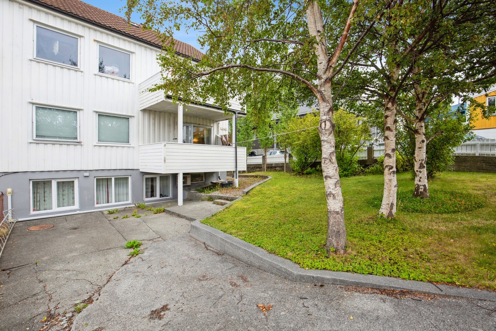 Det er oppført garasje på eiendommen, og det er godt med plass for parkering på eiendommen for øvrig Galleribilde