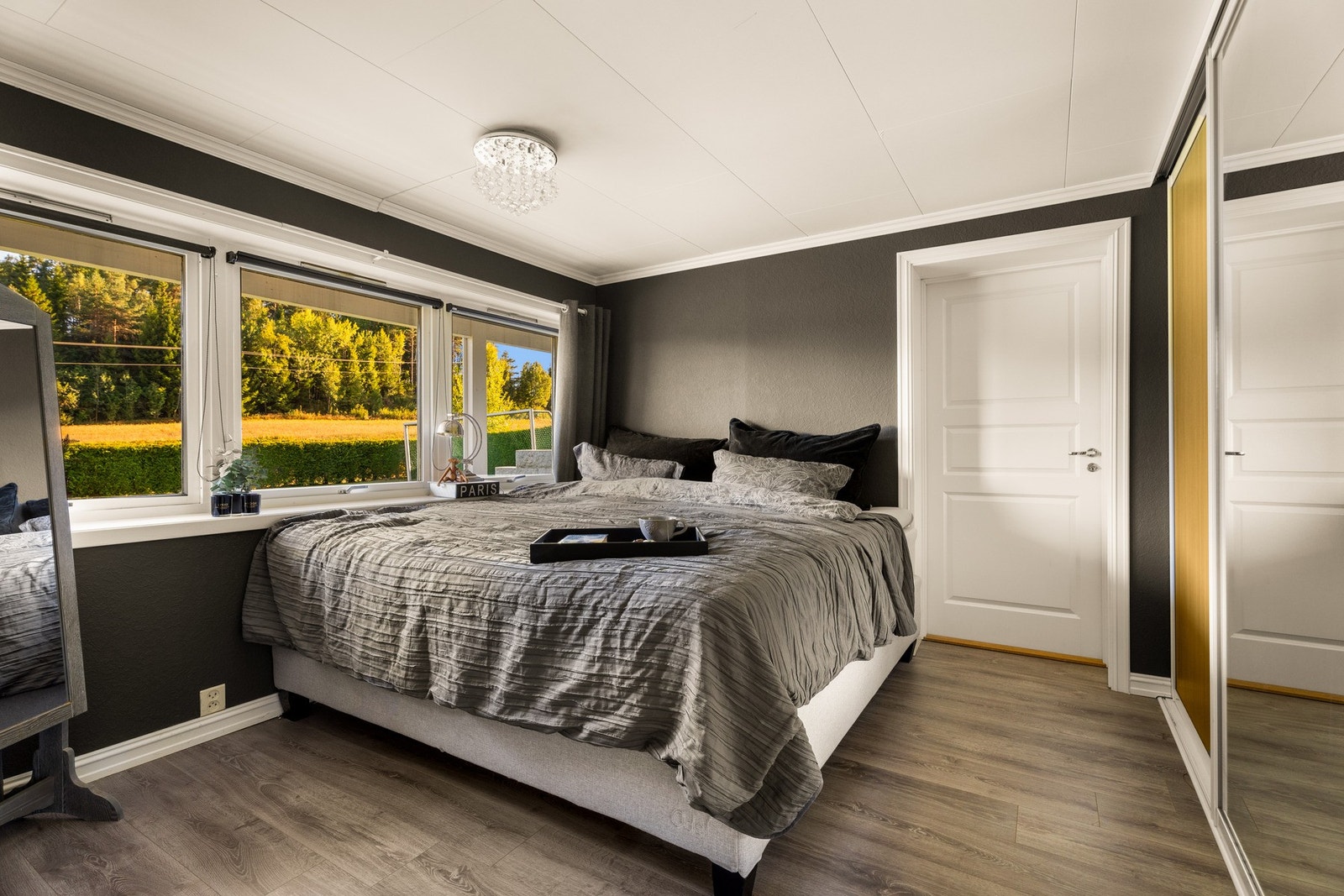 Hovedsoverom med god plass til dobbeltseng. Her våkner du til en fantastisk utsikt! Galleribilde