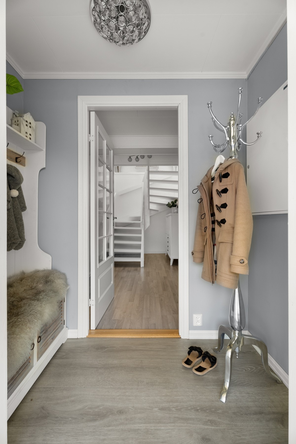 Lys og innbydende entré med plass til oppbevaring av yttertøy. Galleribilde
