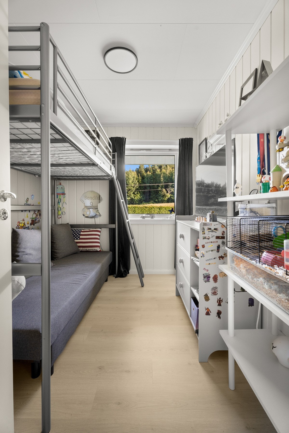 Soverom 2 med plass til seng og garderobeskap. Galleribilde