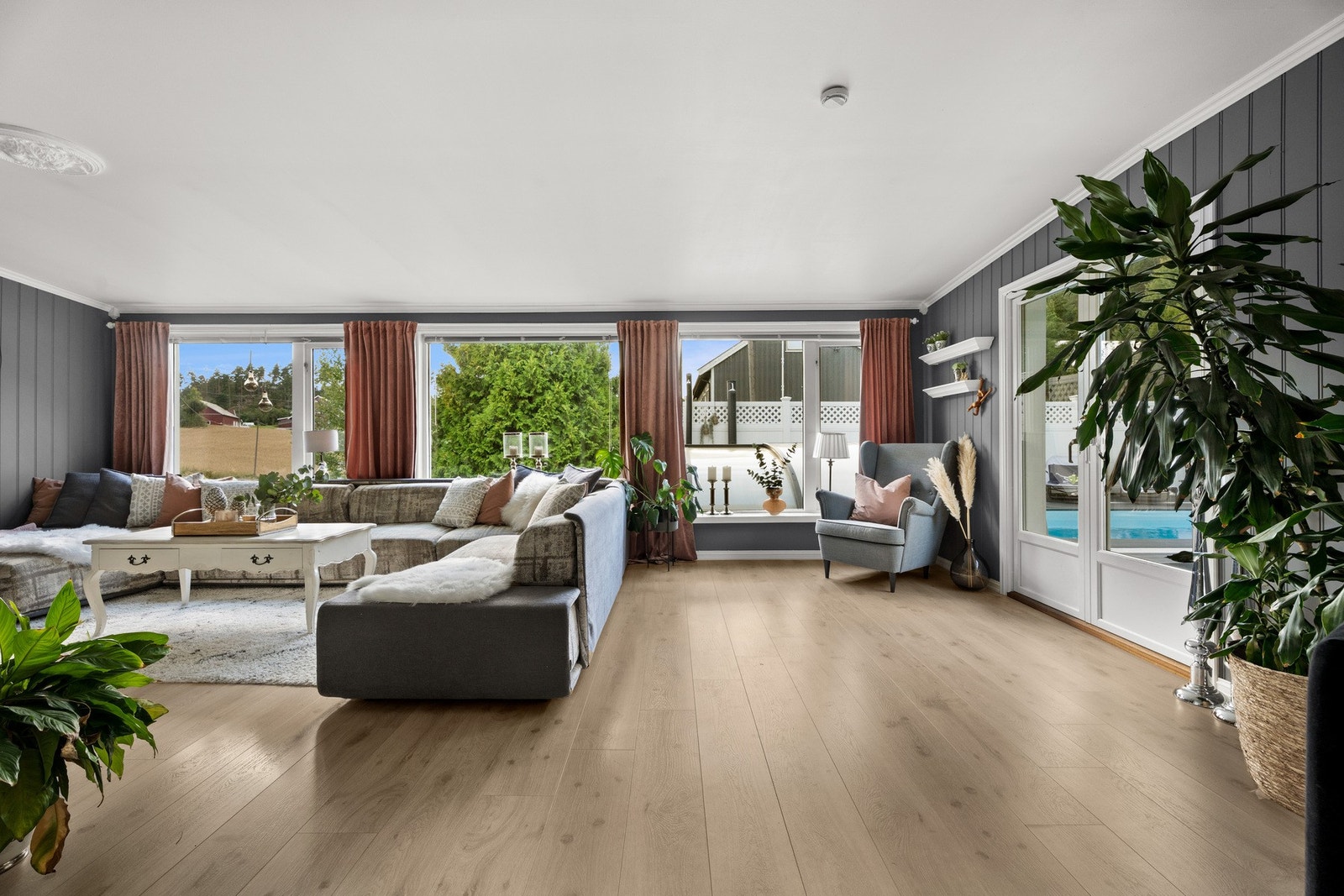 Store vindusflater sørger for godt med naturlig lys. Galleribilde