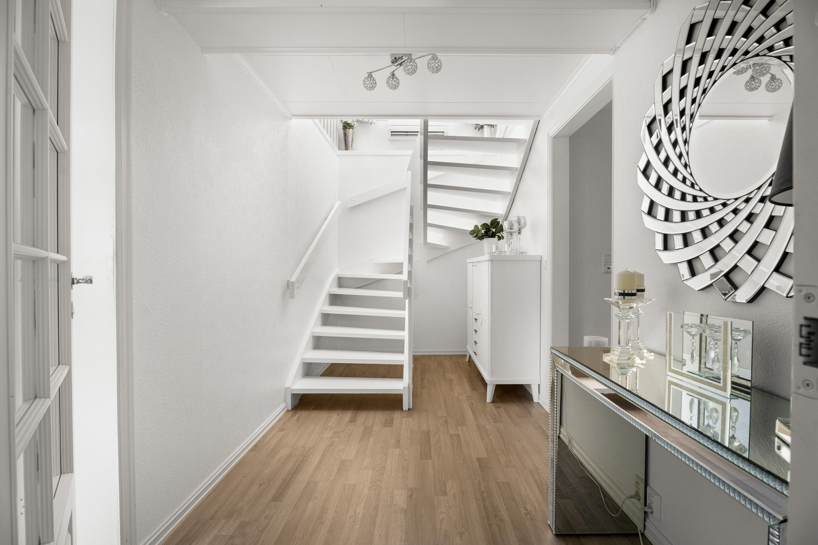 Romslig trapperom med ytterligere oppbevaringsplass. Galleribilde