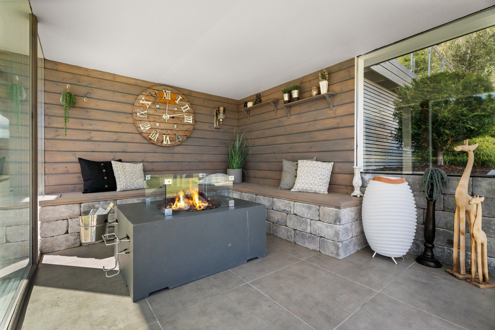 Lekker vinterhage med flotte benker, utepeis og glassdører. Galleribilde