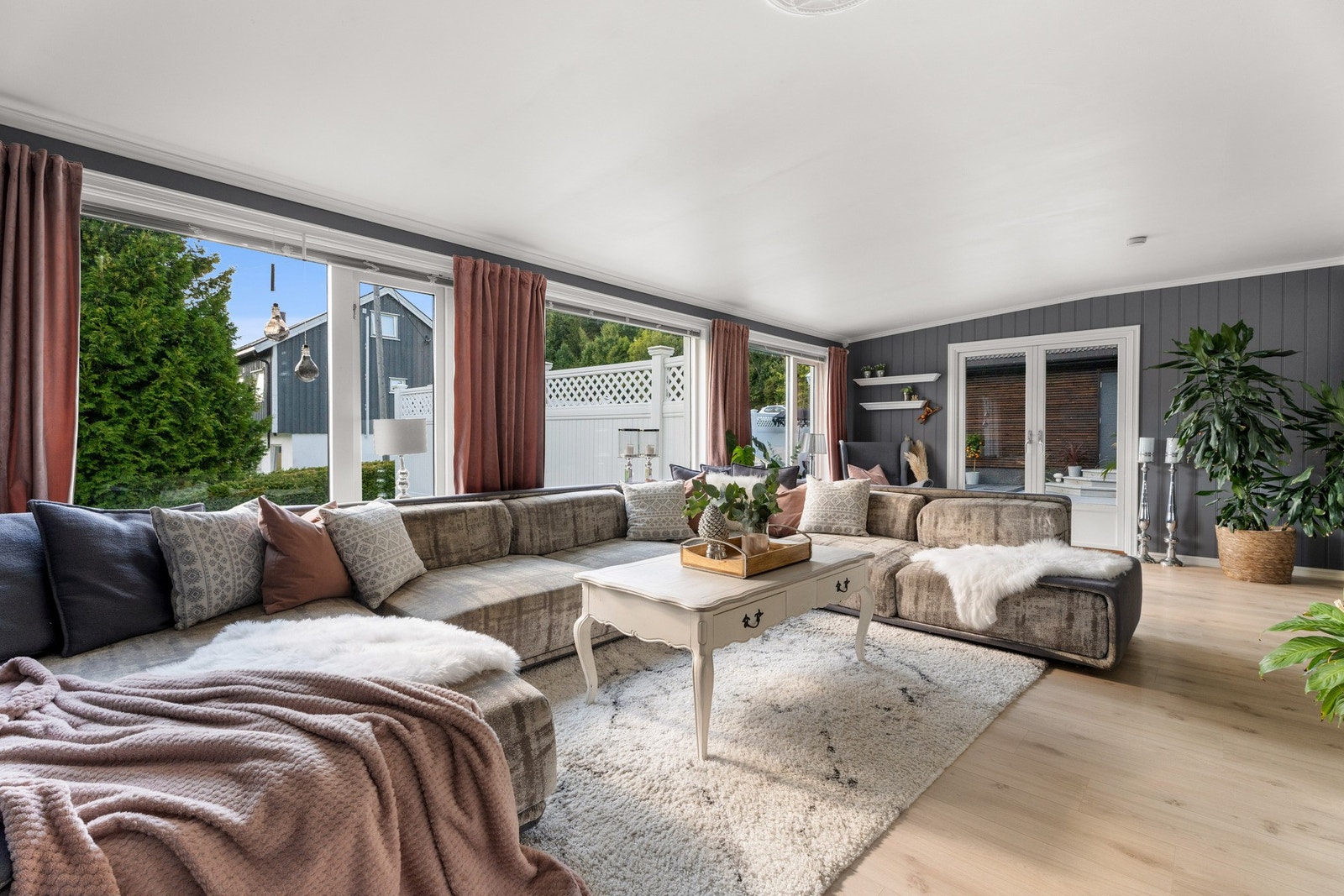 Lys og innbydende stue med god plass til sofagruppe og tilhørende møblement. Galleribilde