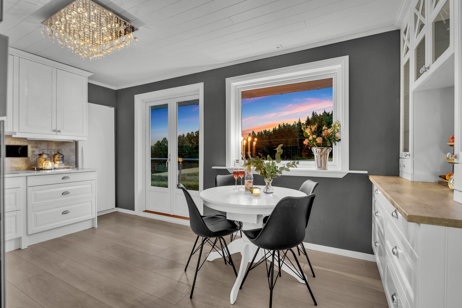 Kveldsstemning fra kjøkkenet. Galleribilde