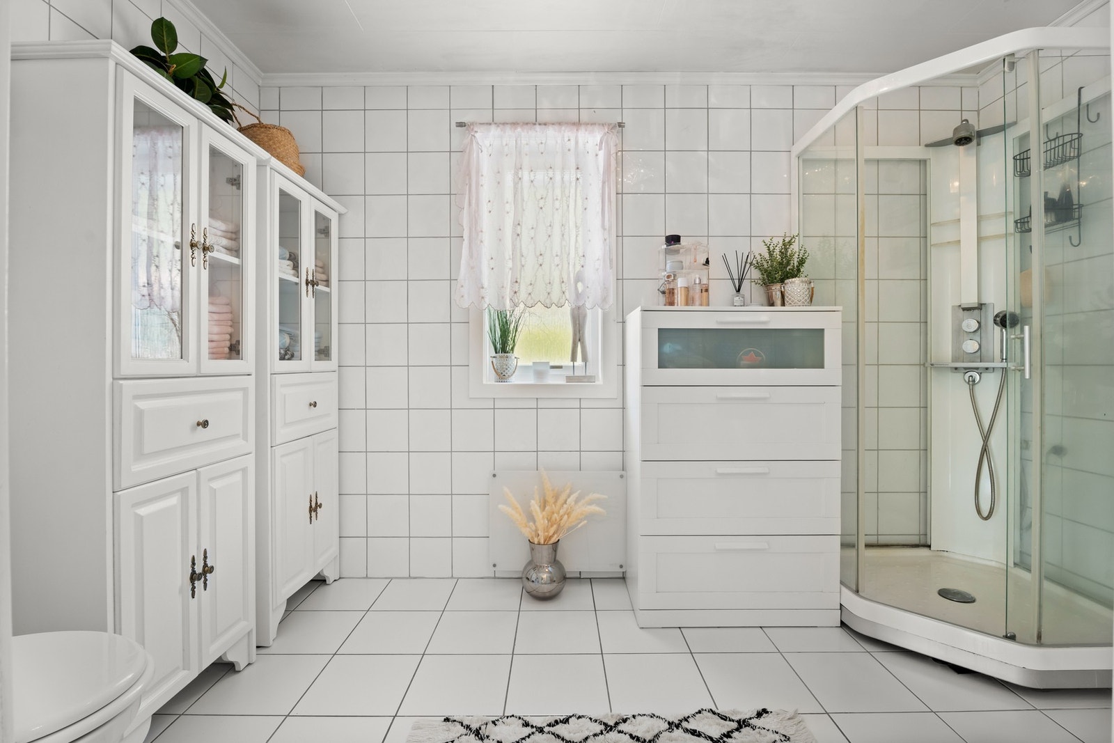 Eldre, flislagt bad med dusjkabinett. Galleribilde