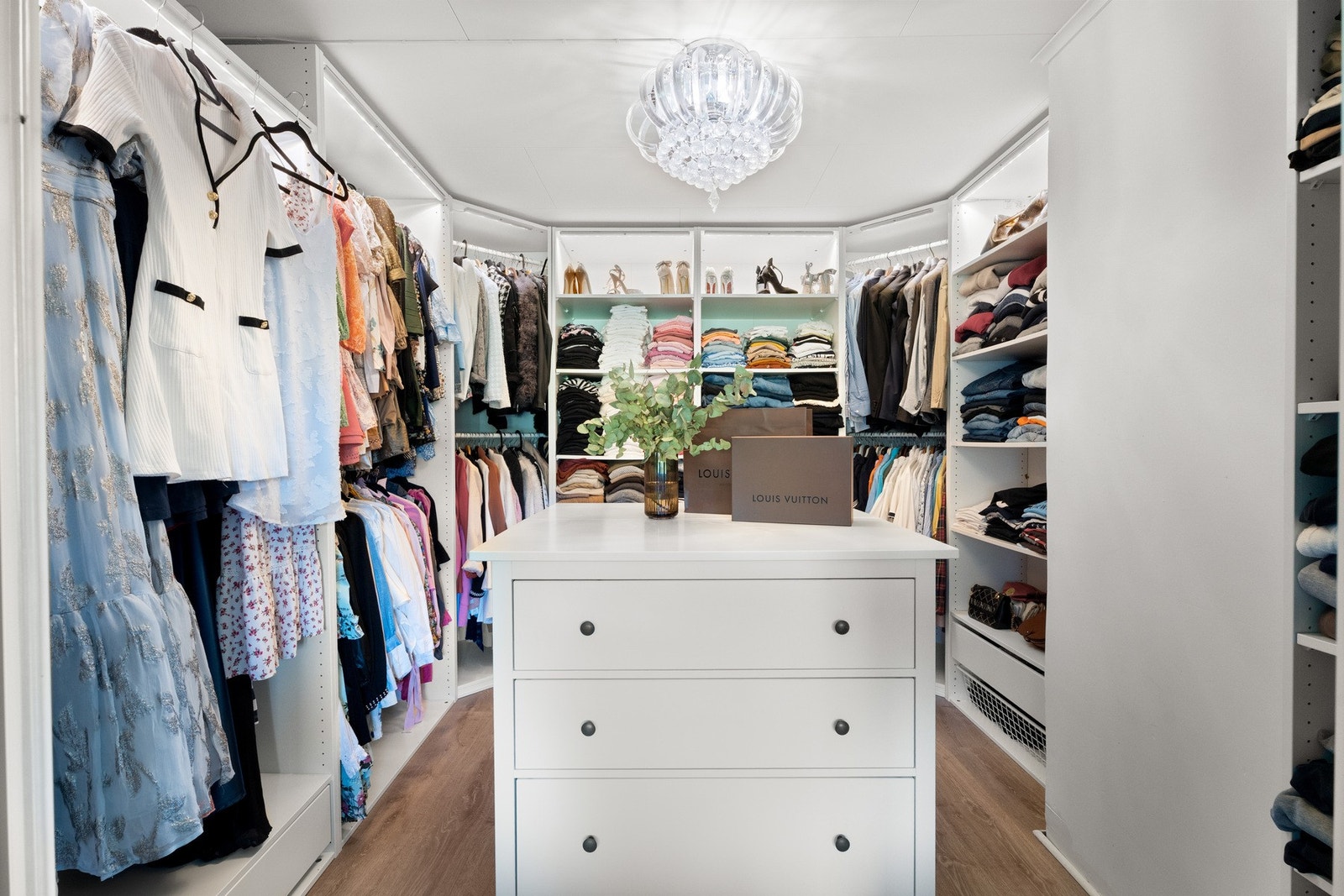 I tilknytning til hovedsoverommet har man et stort og innbydende walk-in-closet. Galleribilde
