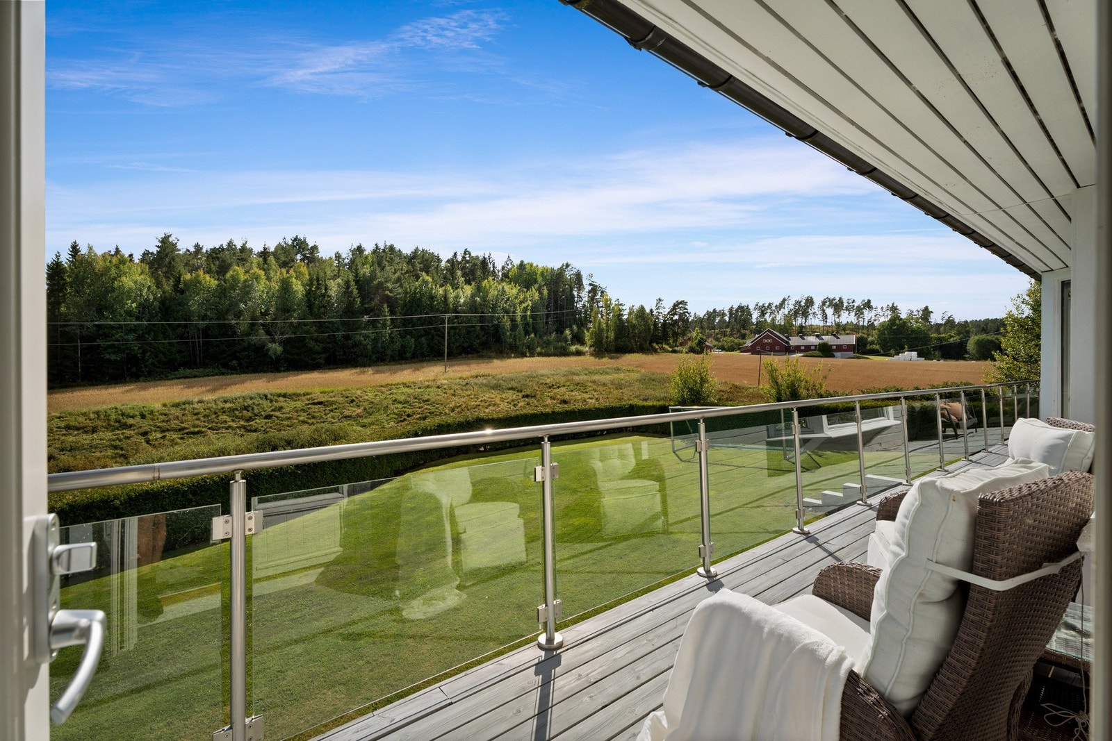 Romslig terrasse med lekkert glassrekkverk. Galleribilde